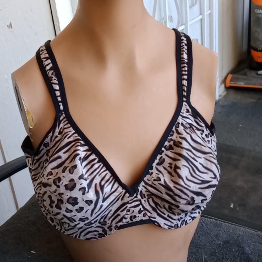 XL animal print wire support bra.